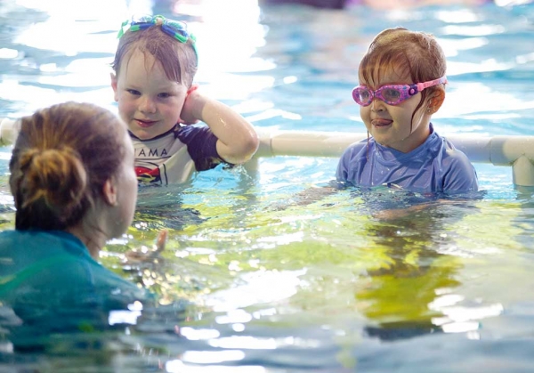 Turtles swimming lesson