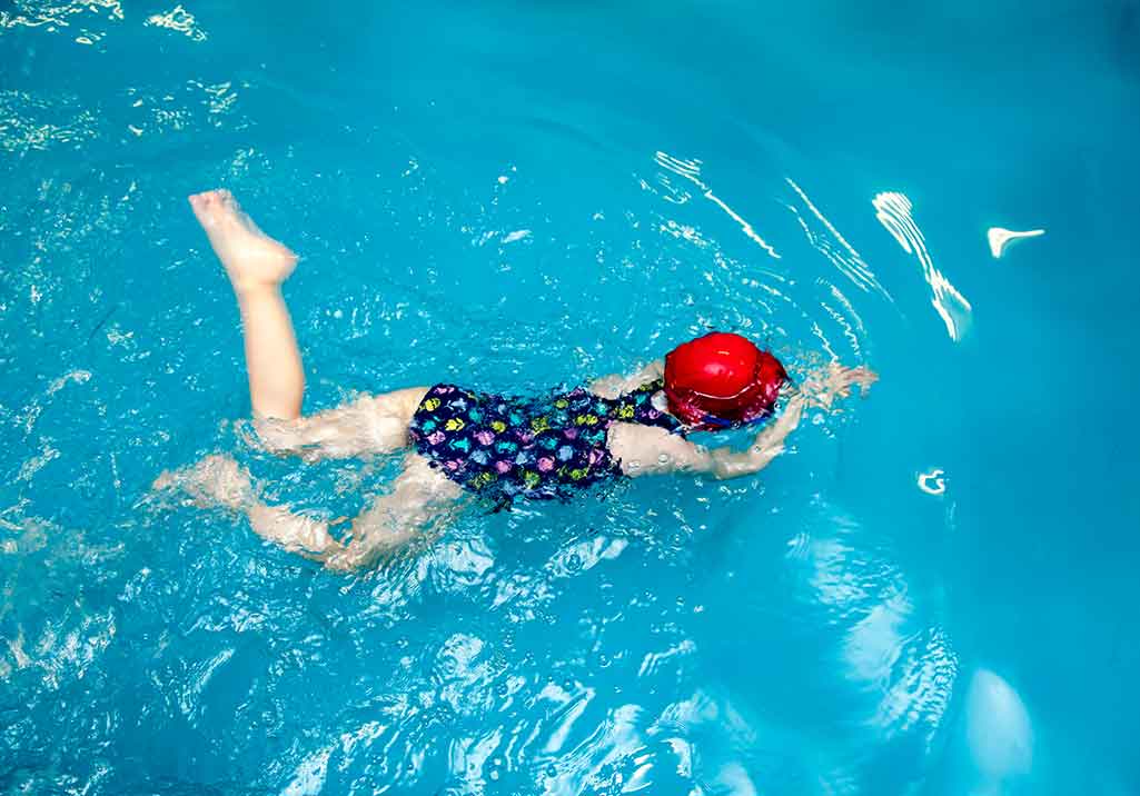 Stingrays swimming lesson